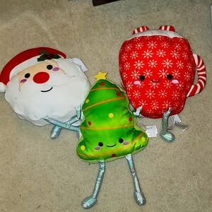 🎄NWT 3-Pack squish pillows